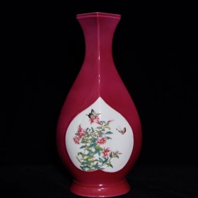 清乾隆胭脂红地开光粉彩花蝶纹菱形瓶40x19厘米