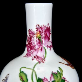 清雍正珐琅彩花蝶纹天球瓶19.5×13厘米