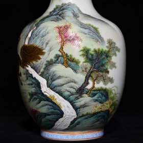 清乾隆粉彩麒麟山水纹直颈瓶34x17厘米