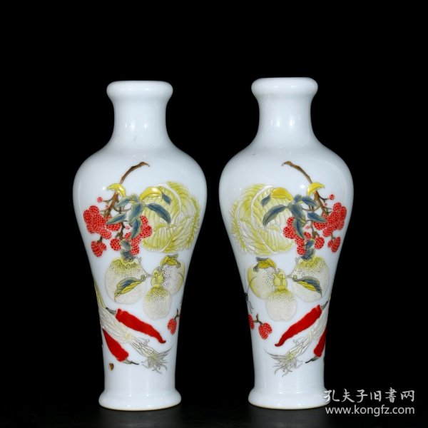 清雍正古月轩珐琅彩蔬果图蒜头瓶