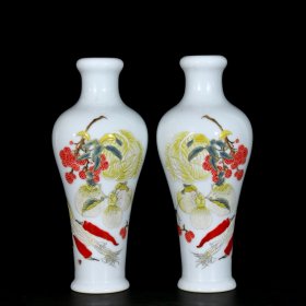 清雍正古月轩珐琅彩蔬果图蒜头瓶