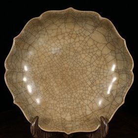 宋哥窑葵口盘4x18厘米