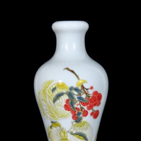 清雍正古月轩珐琅彩蔬果图蒜头瓶