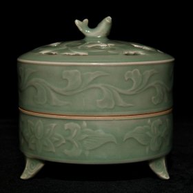 宋龙泉窑梅子青釉刻花镂空香熏11.5x11.5厘米