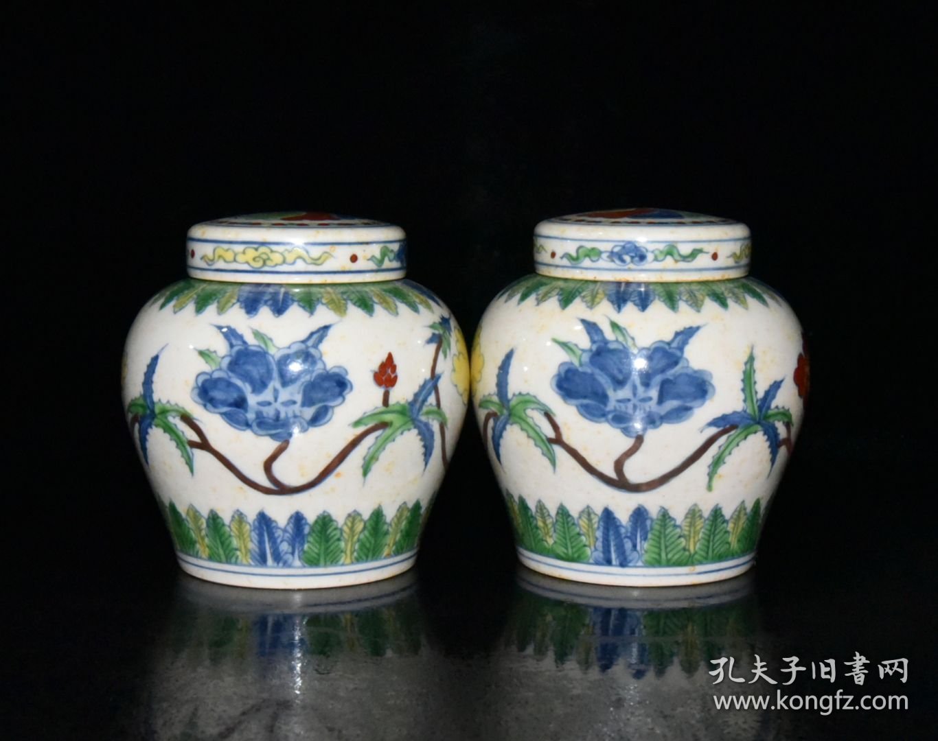 明成化红胎斗彩秋葵纹小天字罐一对