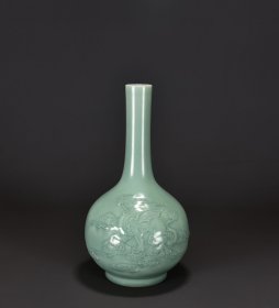 清雍正青釉雕麒麟纹胆瓶39x20厘米