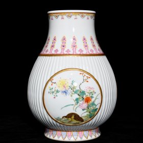 乾隆粉彩描金开窗花鸟纹瓜棱尊28.2x21厘米