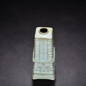 宋官窑青瓷宝塔瓶