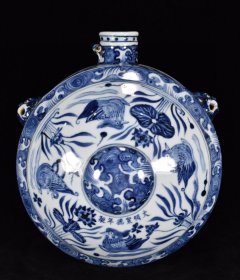 明宣德青花缠枝莲鸳鸯戏水纹马背壶 27x25厘米