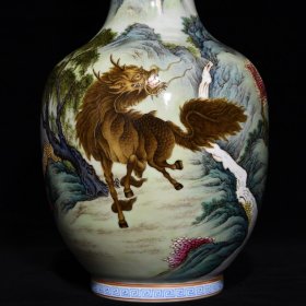 清乾隆粉彩麒麟山水纹直颈瓶34x17厘米