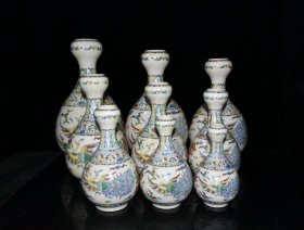 明成化红胎斗彩孔雀纹蒜头瓶一套 最大35x20.5厘米 最小15.6x9.5厘米