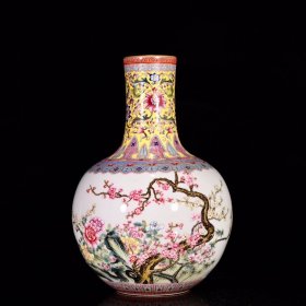清雍正珐琅彩四季花卉纹天球瓶32*21厘米