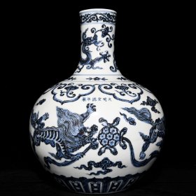 明宣德青花狮子滚绣球纹天球瓶42x32厘米