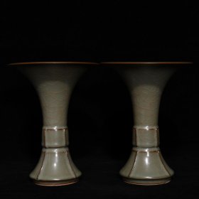 官瓷花觚20x15.8厘米