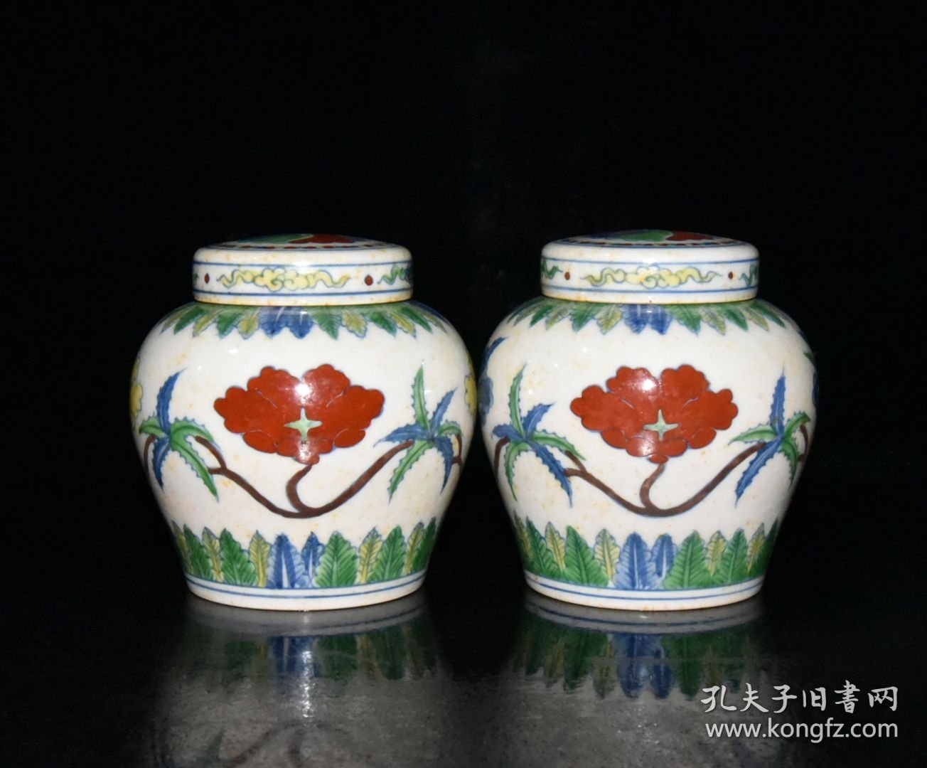 明成化红胎斗彩秋葵纹小天字罐一对