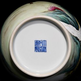 清乾隆粉彩麒麟山水纹直颈瓶34x17厘米