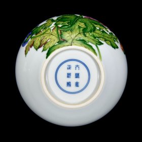 清雍正珐琅彩花蝶纹天球瓶19.5×13厘米