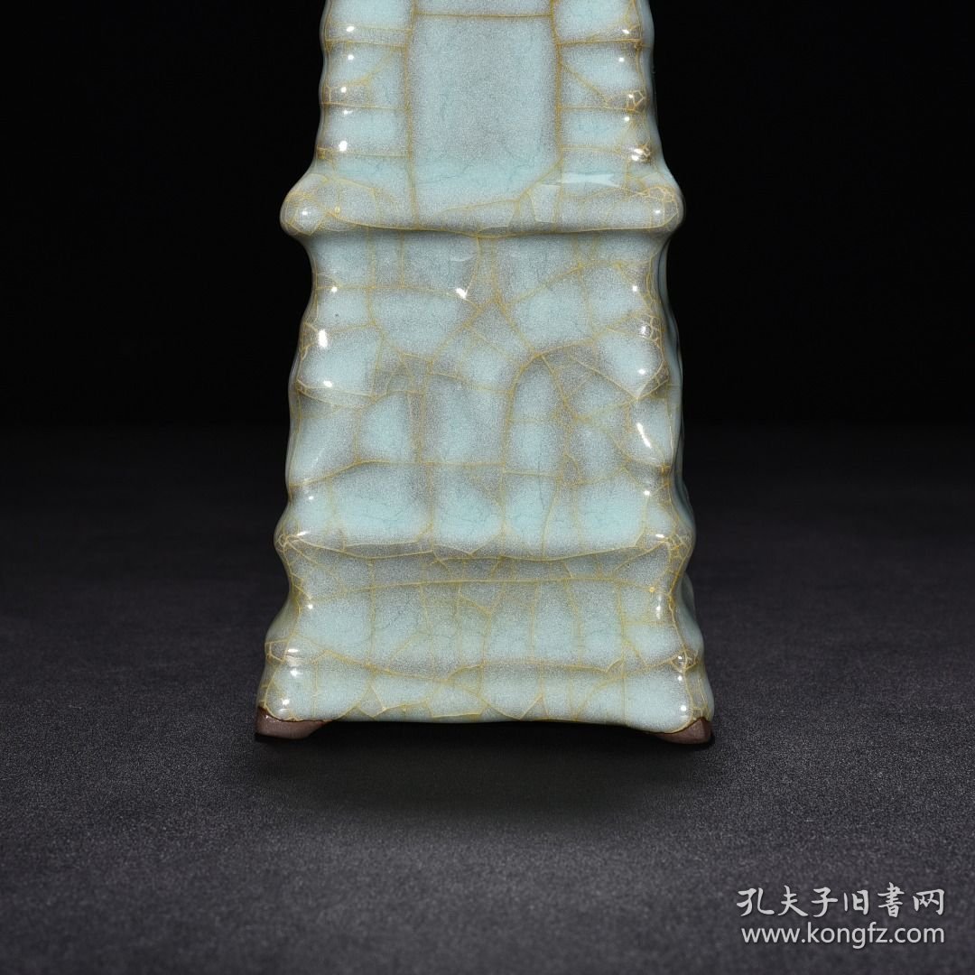 宋官窑青瓷宝塔瓶