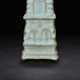 宋官窑青瓷宝塔瓶