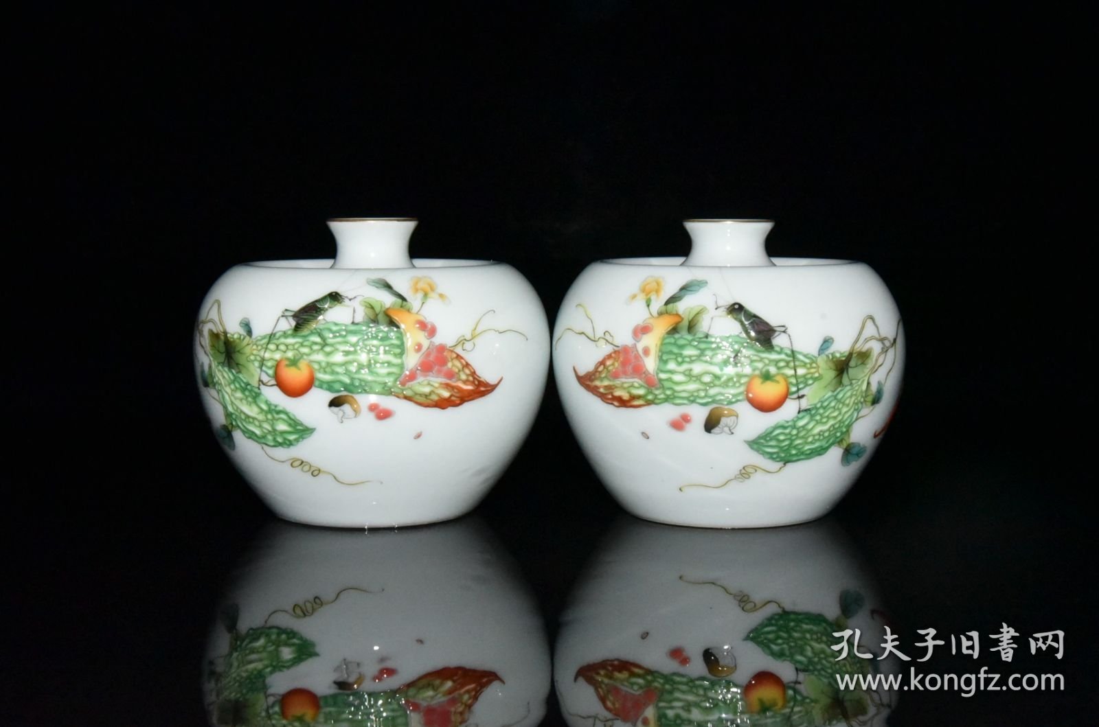 清雍正珐琅彩昆虫苦瓜纹苹果尊一对7.8x10厘米