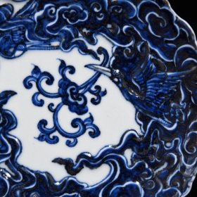 明宣德青花浮雕仙鹤灵芝纹盘2.5x18.5厘米