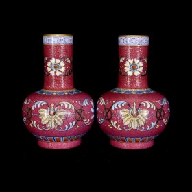 清乾隆珐琅彩胭脂红扒花缠枝花卉纹天球瓶15×10厘米