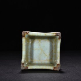 宋官窑青瓷宝塔瓶