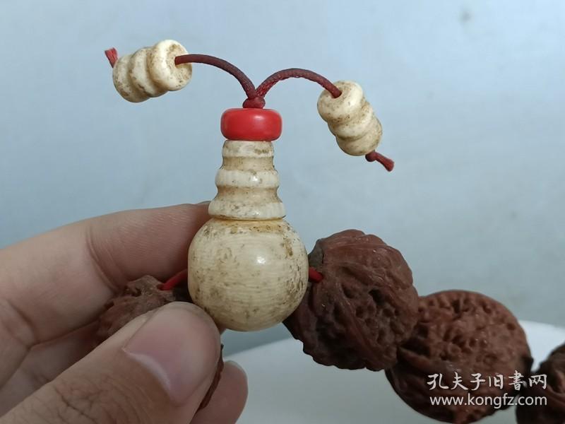 点击查看原图 乡下收的清代一串 核 雕手串