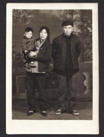 1964年春节，这个家庭的三口之家，在照相馆拍摄的一张全家福合影老照片