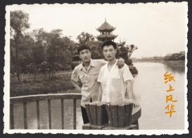 七八十年代，成都望江楼前玉津桥上留念老照片