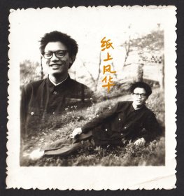 八十年代，用一张胶卷二次曝光的创意拍摄方法的老照片，一幅正面半身一幅侧躺全身