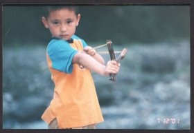 2000年前后，玩弹弓的帅气男孩儿