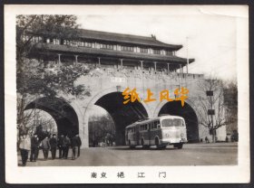 六七十年代，老式公共汽车驶过南京挹江门的老照片