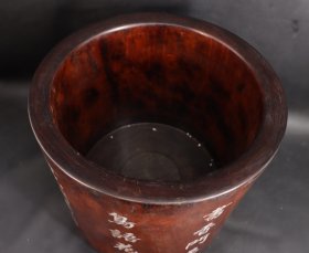 收藏或使用精品 贵重品 年代物 日本购回 原包浆黄花梨木嵌螺钿 花鸟图案《巨型书画卷缸》纯手工制作 原包浆 包浆浑厚 正面嵌螺钿花鸟图案 反面为书香门第等字样 此件物品可作为礼物 送给金榜题名 优秀的学生等 尺寸直径39CM 高35.5CM 壁厚3.2CM 重约36斤 邮费多退少补