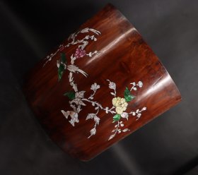 收藏或使用精品 贵重品 年代物 日本购回 原包浆黄花梨木嵌螺钿 花鸟图案《巨型书画卷缸》纯手工制作 原包浆 包浆浑厚 正面嵌螺钿花鸟图案 反面为书香门第等字样 此件物品可作为礼物 送给金榜题名 优秀的学生等 尺寸直径39CM 高35.5CM 壁厚3.2CM 重约36斤 邮费多退少补