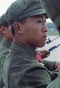 建国三十五周年北京阅兵05  陆军在训练 特写 六寸照片+老底片1张（15x10cm）