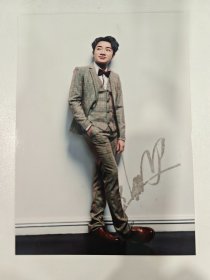 演员 王祖蓝 亲笔签名照1张（有磨损）