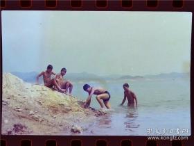 80年代，儿童河边游泳、军事训练，彩色反转片底片35张 （3.5*3.5）