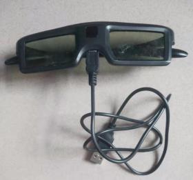 充电式3D眼镜（主动式眼镜，也称快门式3D眼镜）
