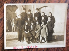 老照片，第一完全小学团支部全体合影【大连金县地区】背面有记录