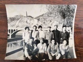 老照片，10人在延安宝塔山桥上合影【干部，背面有记录内容】