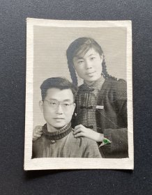 老照片：男女2人合影（女子戴校徽）/背题（时间）：1963年