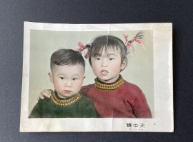 老照片：2名儿童合影照（扬州镜中天，手工上色）/背题（时间）：1965年