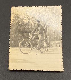 老照片：男子骑自行车照（背景：树林）