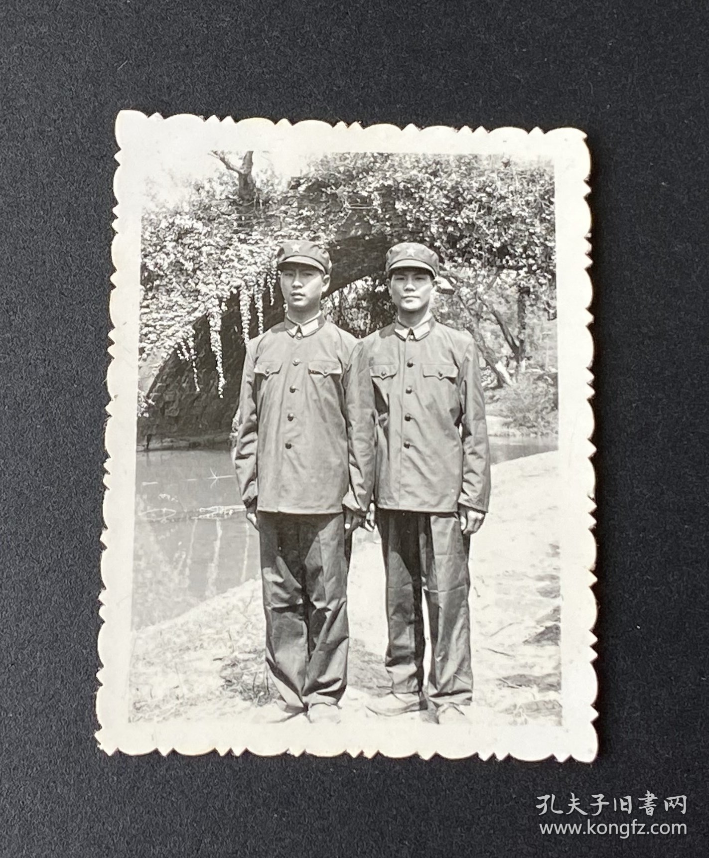 老照片：2名军人在桥洞前合影（尺寸：6CM*4.5CM）