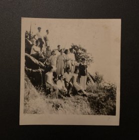 老照片：多人合影照片（燕子矶留影/1951年）