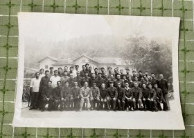 资料照片：江苏省体育代表团合影（1977年拍摄于毛主席故居）