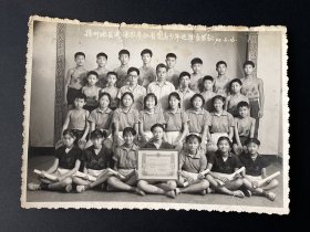 资料照片：扬州地区游泳队参加省首届少年运动会留念（1972年）
