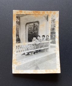 老照片：男青年4人留影（背景：上海中山公园）/背题（时间）：1972年