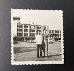 老照片：男子二人照（背景：广州站）